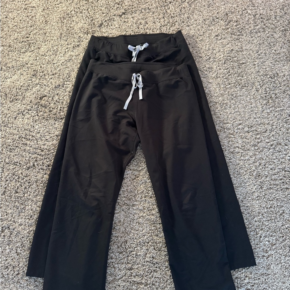 Figs women’s straight leg scrub pants in black